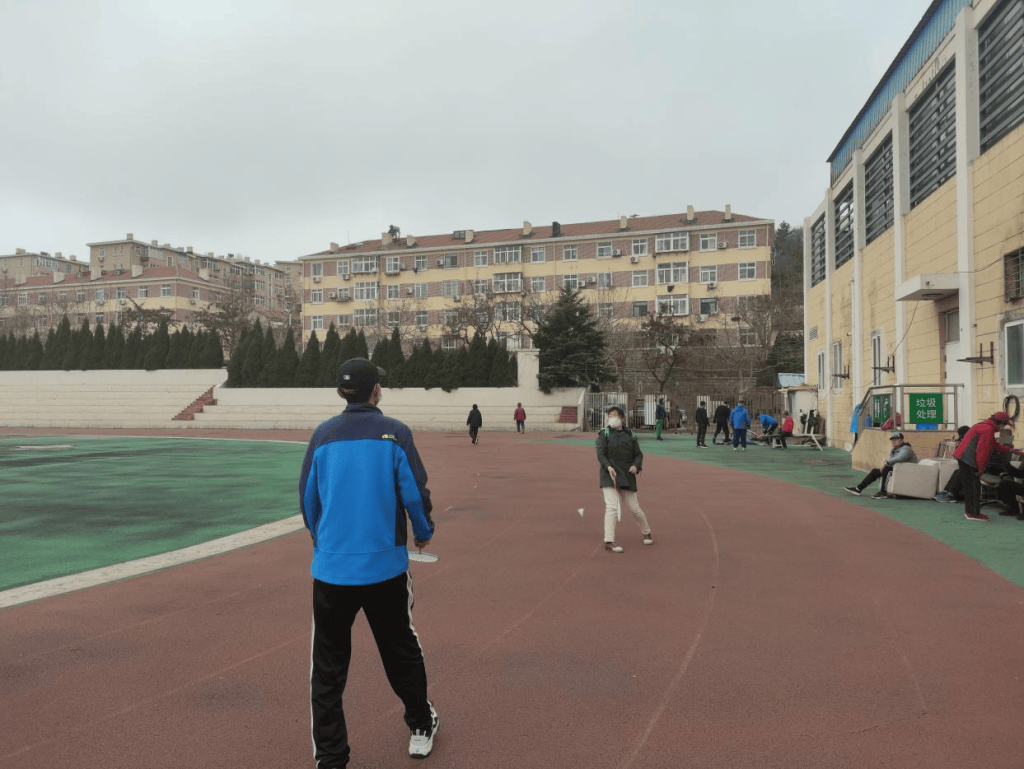 创建运动健身模范市——台东街道广饶路社区举办社区羽毛球比赛