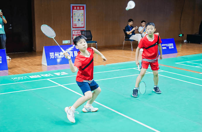 近300名羽毛球小将赛场竞风采，郑州市十二运会青少年组羽毛球比赛开拍